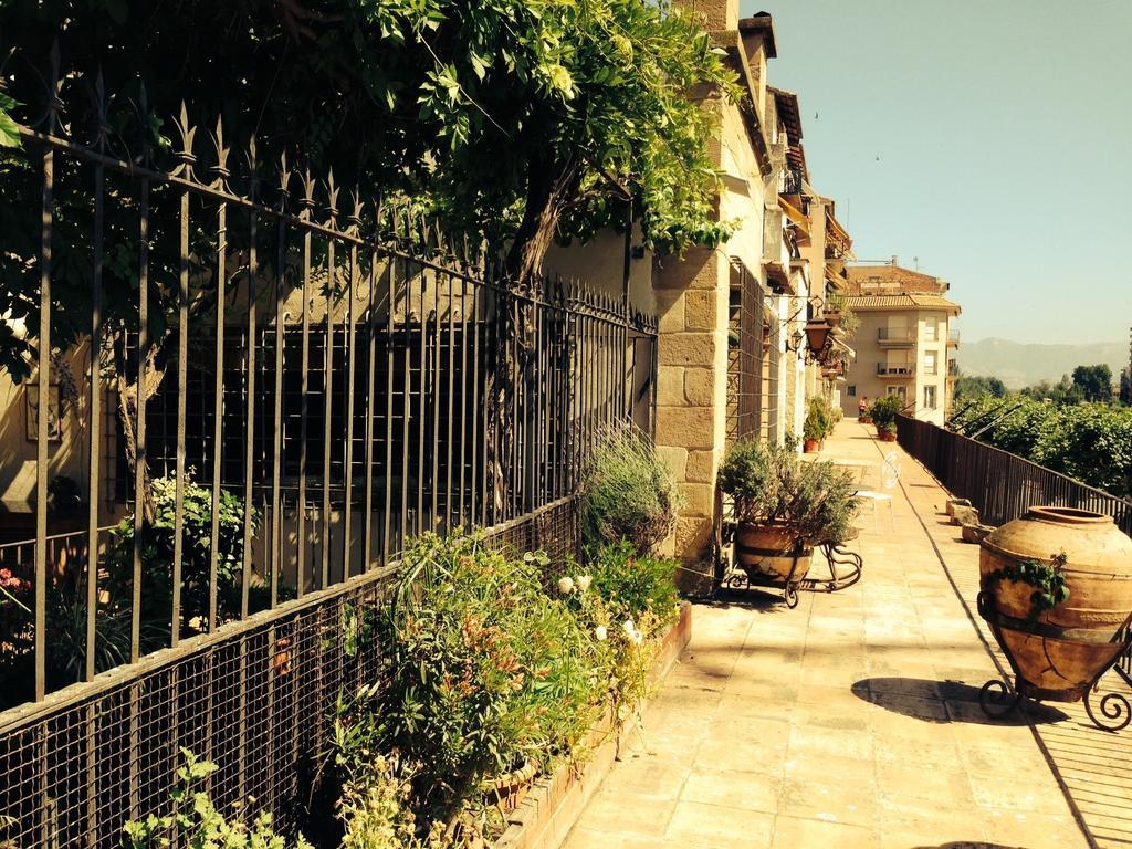 Lo Palauet De La Muralla Balaguer Bilik gambar